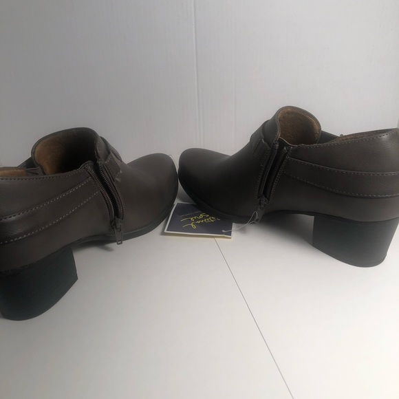 Natural Soul Chaylee Gray distressed Boots Sz 9.5 - Picture 6 of 8